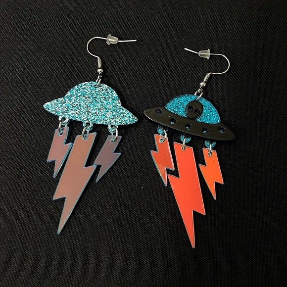 Alien in UFO with Lightning Dangles - Picture 3 of 10